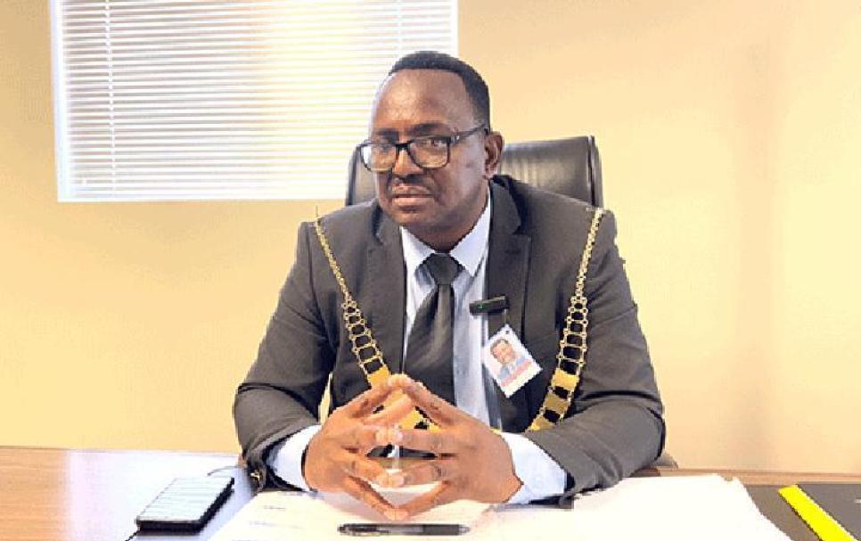 Otavi Mayor, Isaac Hoaeb